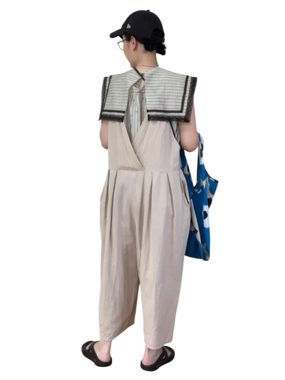 その他のシャツ/ブラウス、ベージュ系のサロペット/オーバーオール、ブラック系のサンダルを着用したレディースの秋コーディネートの4枚目の写真