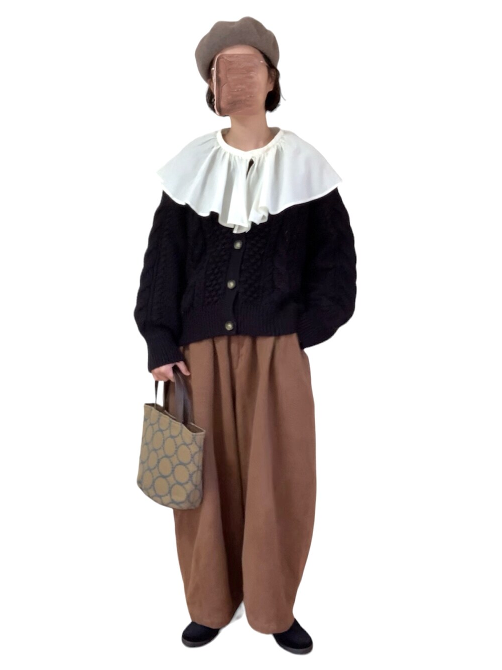 ホワイト系のシャツ/ブラウス、ブラック系のニット/セーター、イエロー系のその他パンツを着用したレディースの冬コーディネートの2枚目の写真