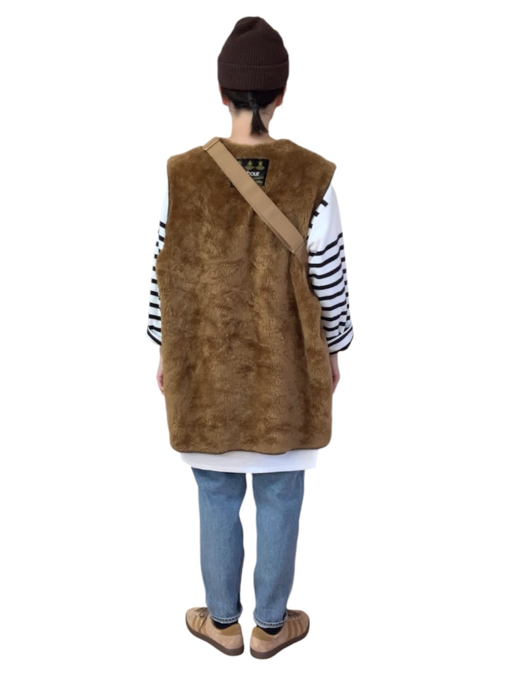 ブラック系のTシャツ/カットソー、ブラウン系のベスト、ベージュ系のバッグを着用したレディースの秋コーディネートの3枚目の写真