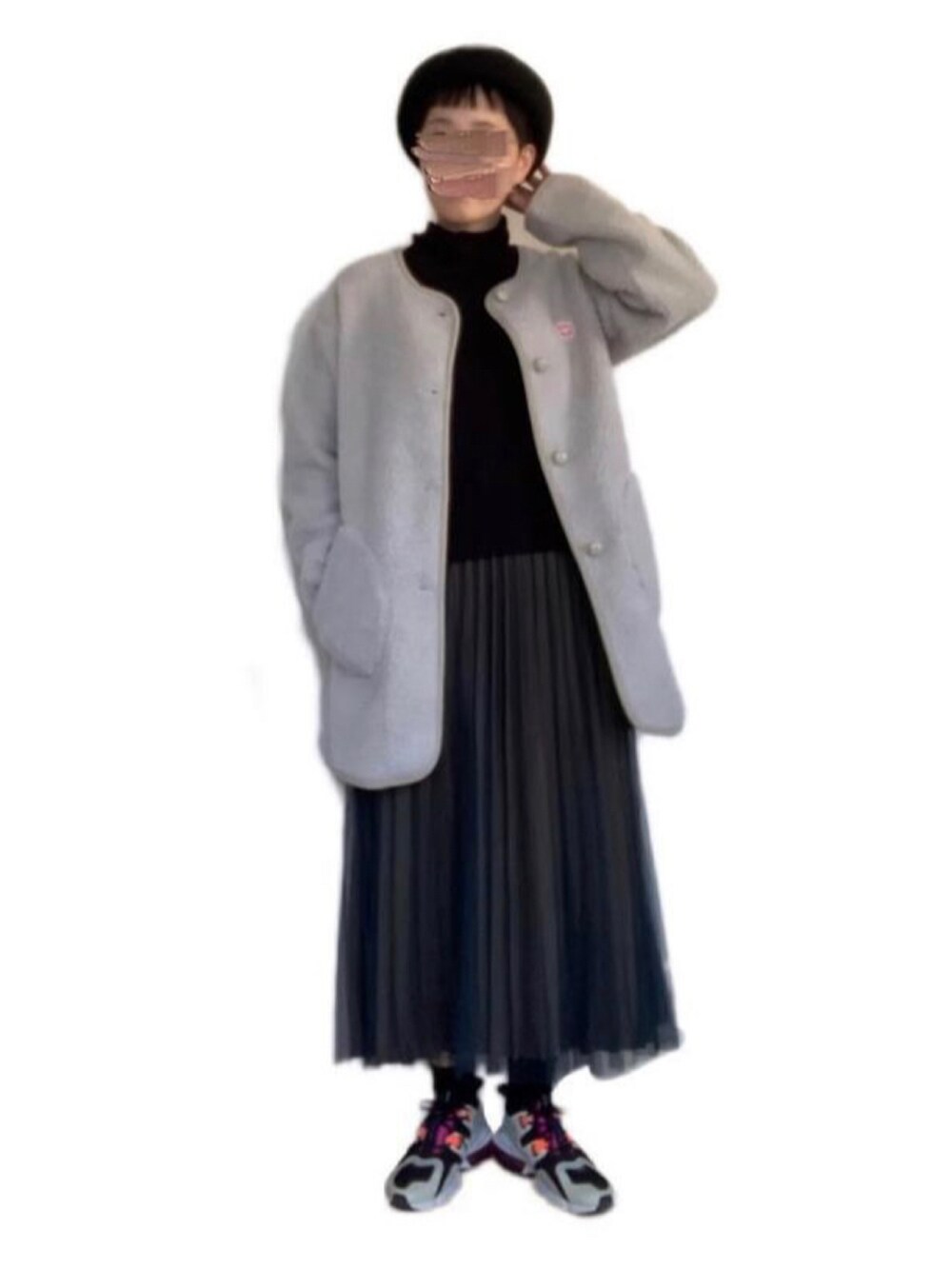 その他のスニーカー、グリーン系のスカート、ブラック系のTシャツ/カットソーを着用したレディースの冬コーディネートの2枚目の写真