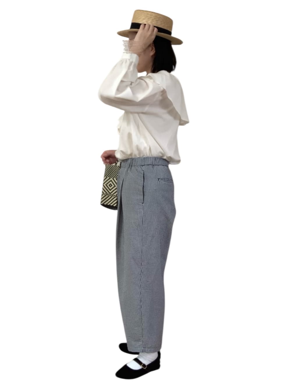 ホワイト系のシャツ/ブラウス、ブラック系のその他パンツ、ブラック系のトートバッグを着用したレディースの夏コーディネートの2枚目の写真