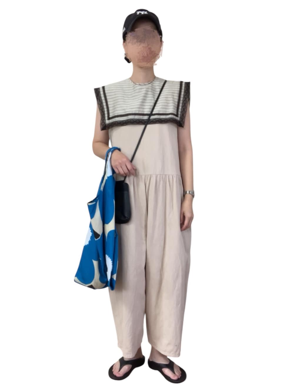 その他のシャツ/ブラウス、ベージュ系のサロペット/オーバーオール、ブラック系のサンダルを着用したレディースの秋コーディネートの2枚目の写真