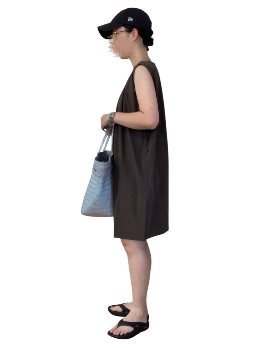 ブルー系のバッグ、ブラック系のサンダルを着用したレディースの秋コーディネートの4枚目の写真