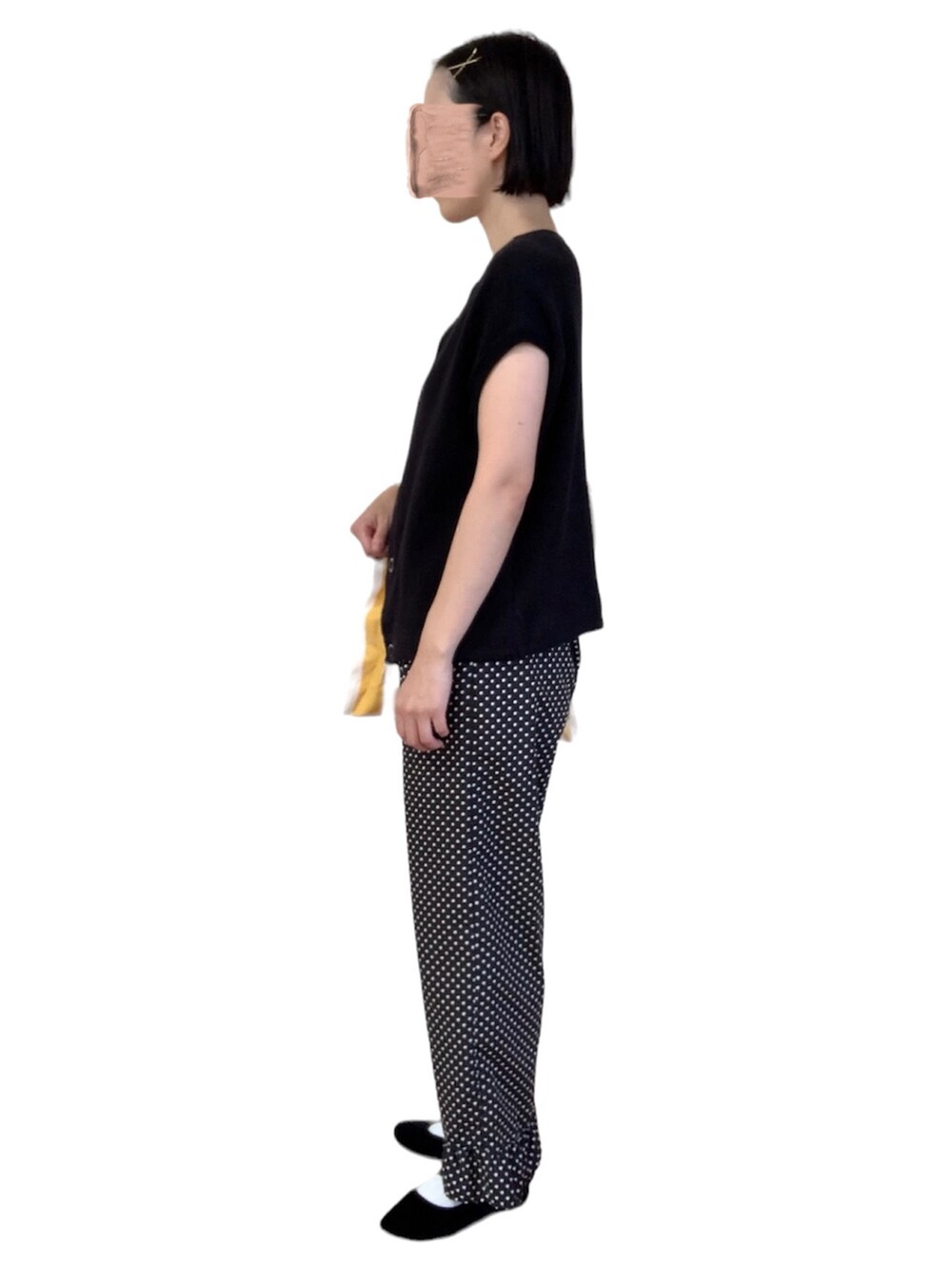 ブラック系のベスト、ブラック系のその他パンツ、イエロー系のトートバッグを着用したレディースの夏コーディネートの2枚目の写真