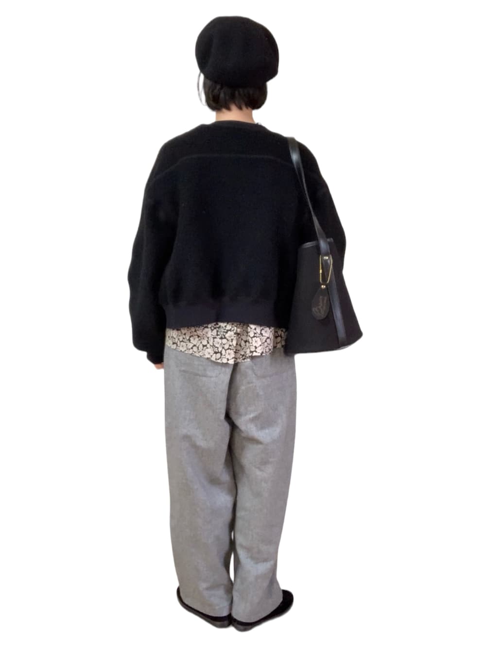 ブラック系のカーディガン/ボレロ、グレー系のパンツ、ブラック系のローファーを着用したレディースの春コーディネートの2枚目の写真