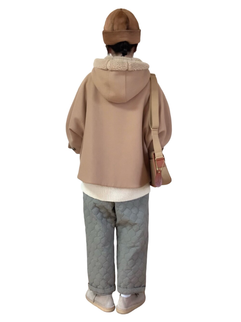 グレー系のパンツ、ブラウン系のその他シューズ、ホワイト系のベストを着用したレディースの冬コーディネートの3枚目の写真