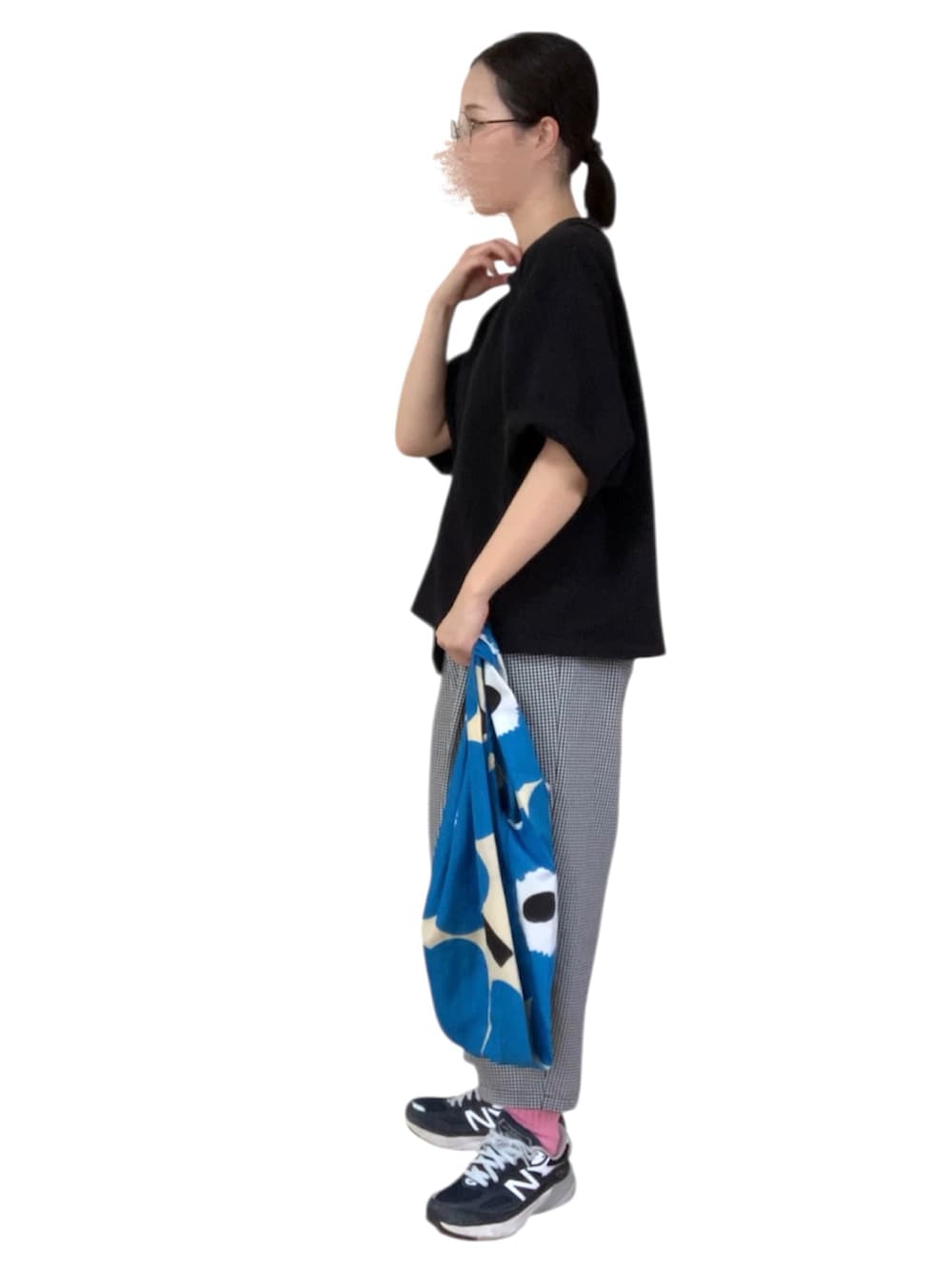 ブラック系のTシャツ/カットソー、ブラック系のその他パンツ、ブルー系のエコバッグ/サブバッグを着用したレディースの秋コーディネートの2枚目の写真