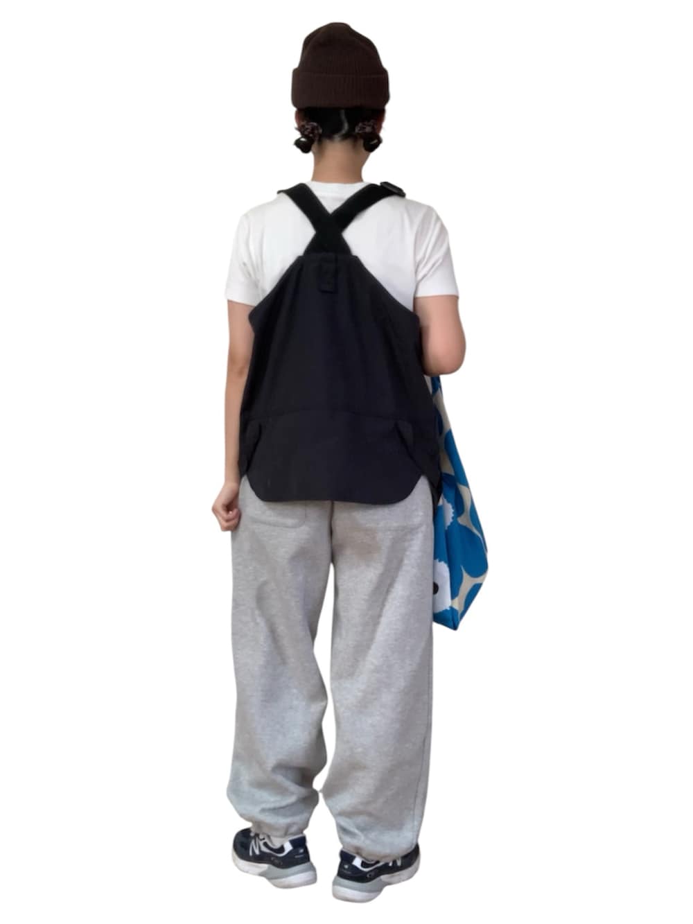 ブラック系のベスト、グレー系のスウェットパンツ、ブルー系のスニーカーを着用したレディースの秋コーディネートの4枚目の写真