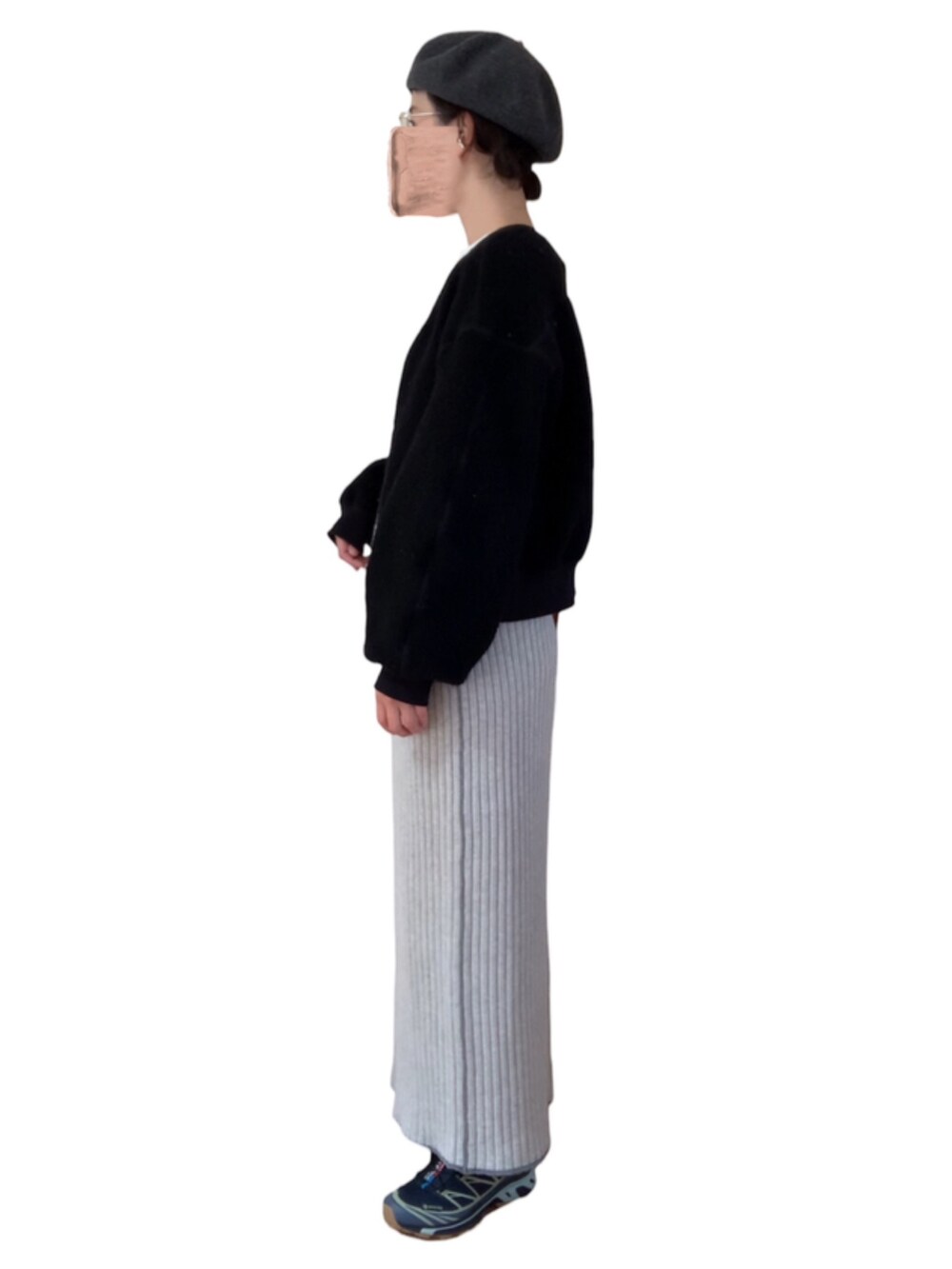 ホワイト系のトップス、ブラック系のカーディガン/ボレロ、ベージュ系のバッグを着用したレディースの冬コーディネートの3枚目の写真