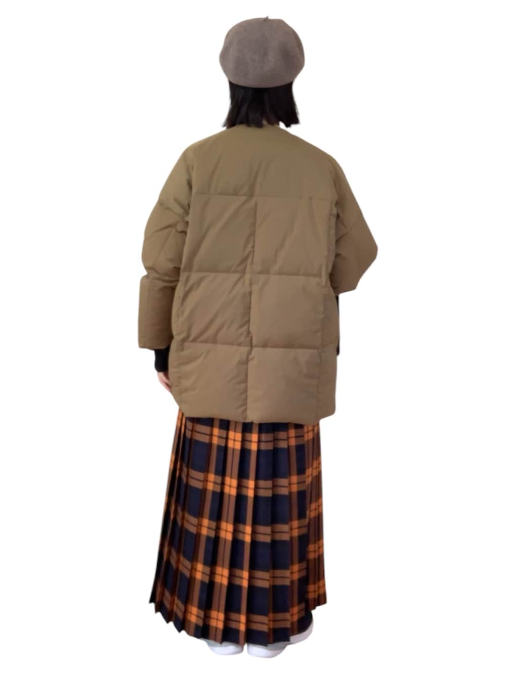 ブラウン系のダウンジャケット/コート、オレンジ系のスカート、ブラウン系のかごバッグを着用したレディースの冬コーディネートの3枚目の写真