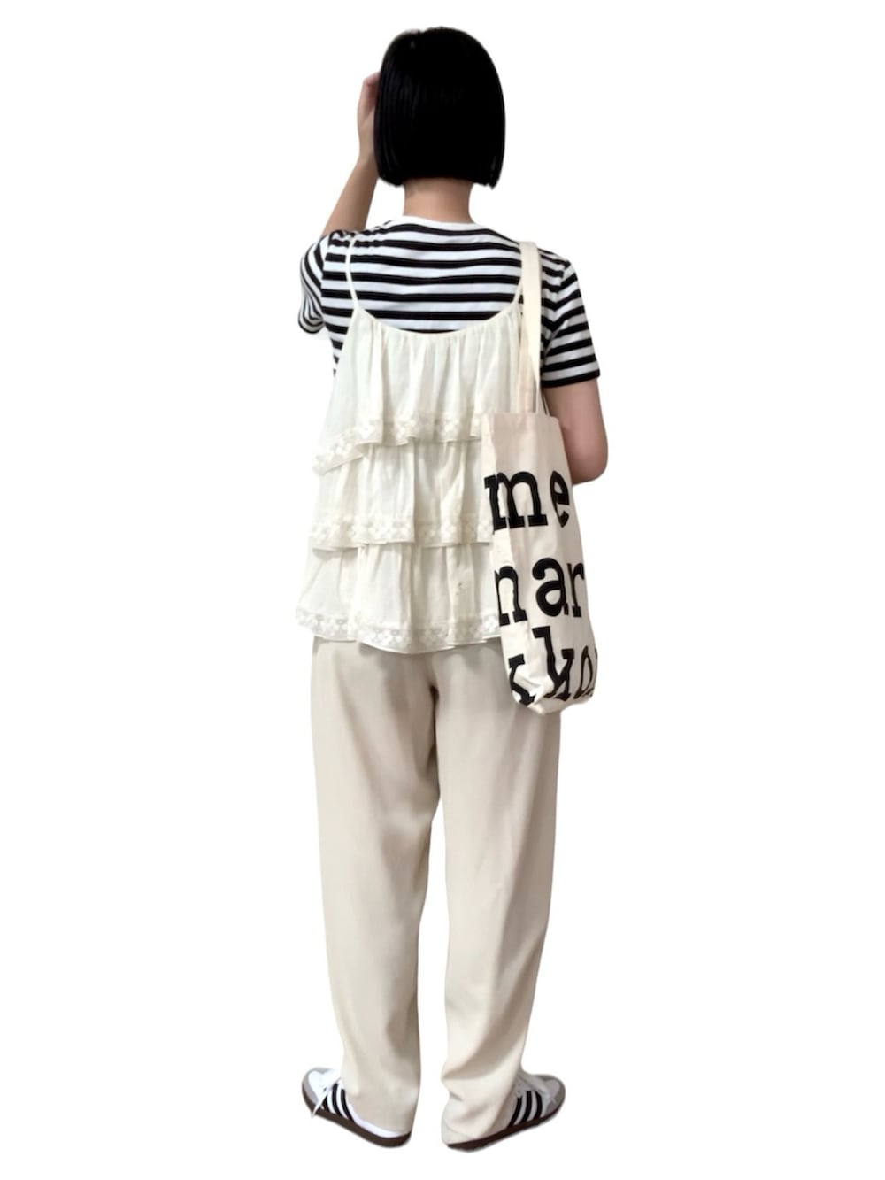 ホワイト系のTシャツ/カットソー、ホワイト系のシャツ/ブラウス、ホワイト系のその他パンツを着用したレディースの夏コーディネートの2枚目の写真