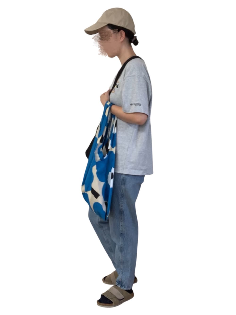 グレー系のTシャツ/カットソー、ブラック系のショルダーバッグ、ブルー系のエコバッグ/サブバッグを着用したレディースの秋コーディネートの2枚目の写真