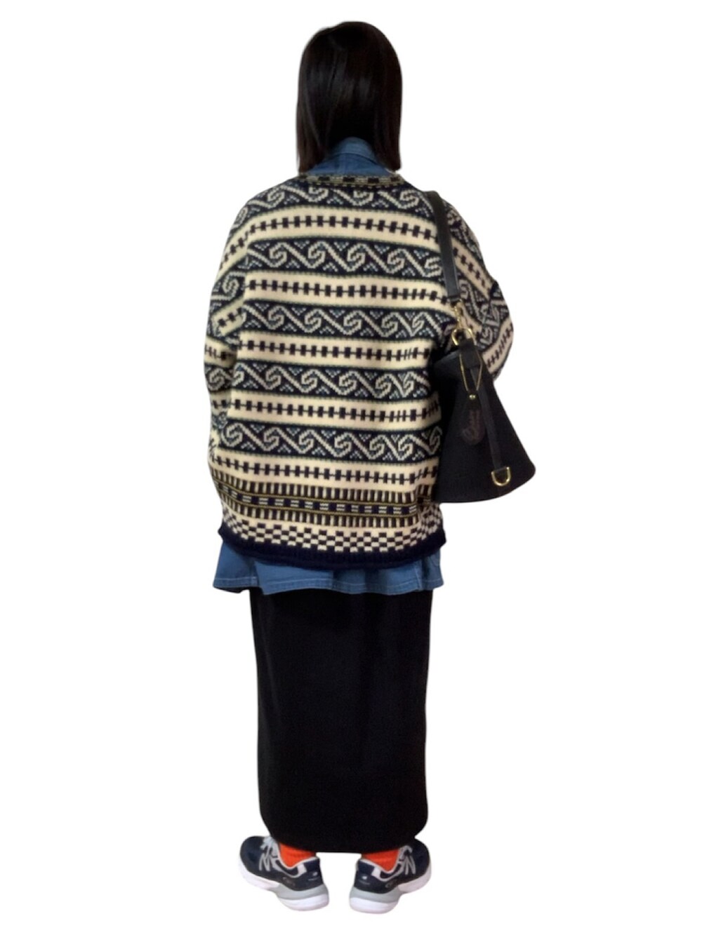 ブルー系のニット/セーター、ブルー系のデニムジャケット、ブラック系のドレスを着用したレディースの冬コーディネートの3枚目の写真