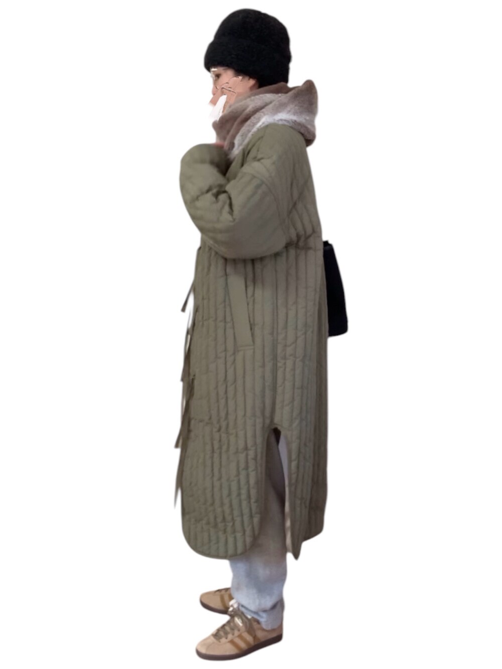 ブルー系のニット/セーター、グリーン系のノーカラーコート、グレー系のスウェットパンツを着用したレディースの冬コーディネートの3枚目の写真