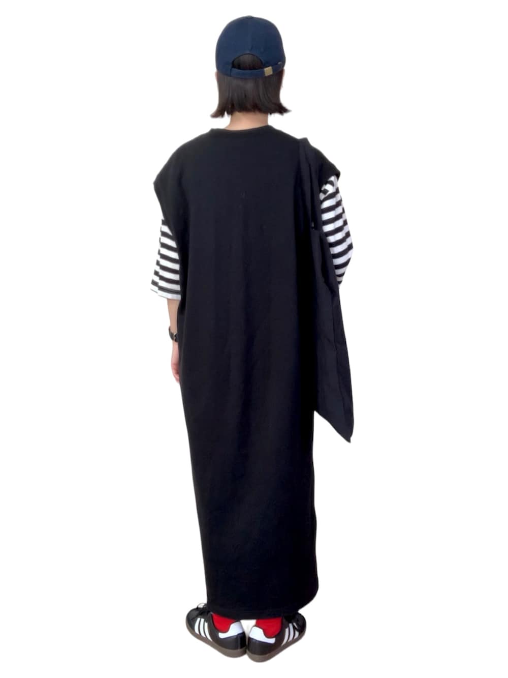 ブラック系のワンピース、その他のTシャツ/カットソー、ブラック系のスニーカーを着用したレディースの秋コーディネートの2枚目の写真