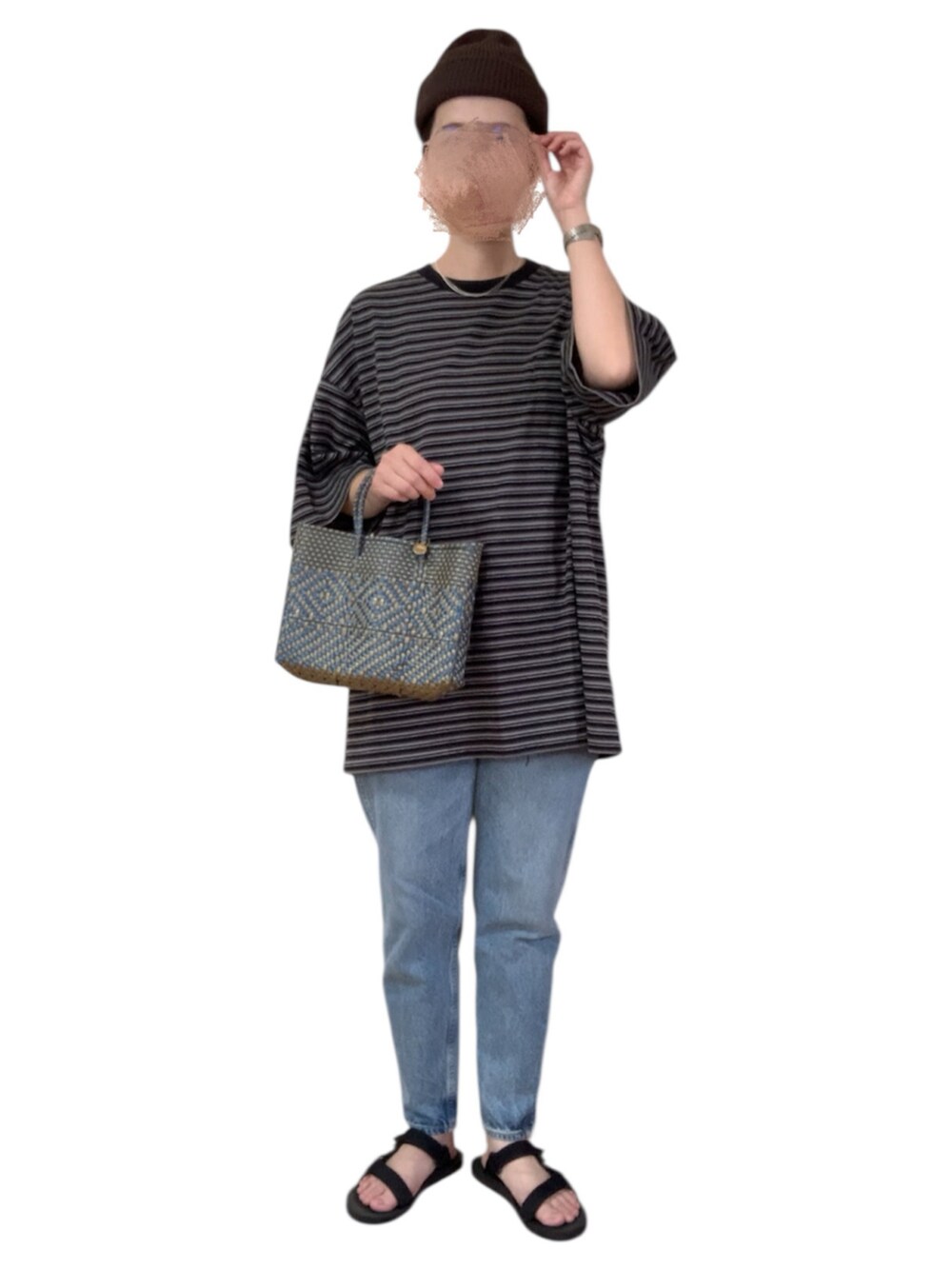 ブラック系のTシャツ/カットソー、ブラック系のトートバッグ、ブルー系のデニムパンツを着用したレディースの秋コーディネートの2枚目の写真