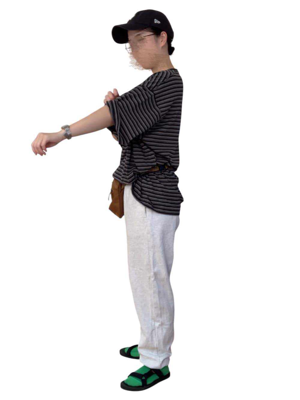 ブラック系のTシャツ/カットソー、グレー系のスウェットパンツ、ブラウン系のショルダーバッグを着用したレディースの秋コーディネートの3枚目の写真