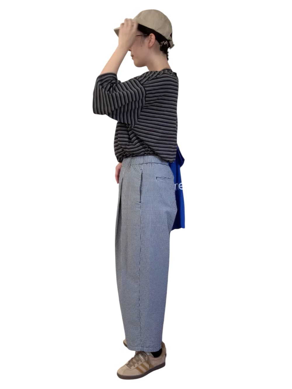 ブラック系のTシャツ/カットソー、ブラック系のその他パンツ、ブラウン系のスニーカーを着用したレディースの秋コーディネートの3枚目の写真