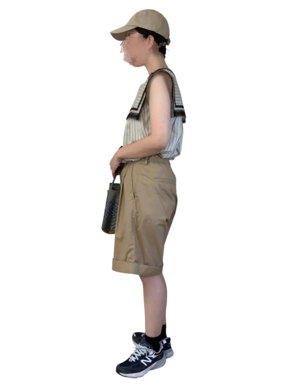 その他のシャツ/ブラウス、ブラック系のトートバッグ、ベージュ系のその他パンツを着用したレディースの秋コーディネートの2枚目の写真