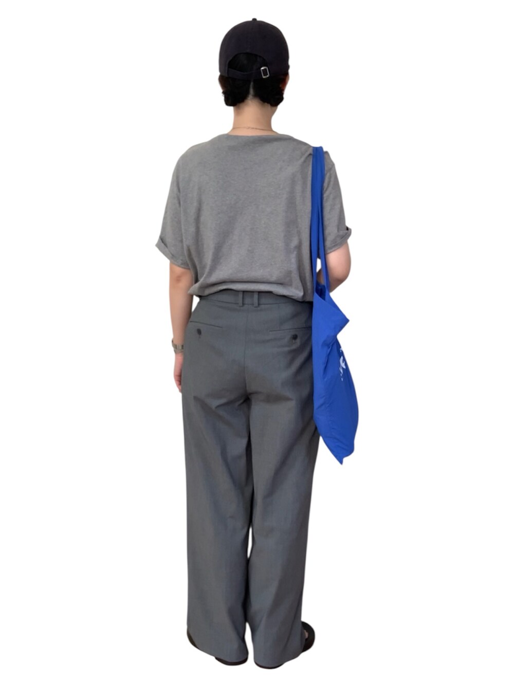 グレー系のTシャツ/カットソー、グレー系のパンツ、ブラック系のサンダルを着用したレディースの秋コーディネートの5枚目の写真