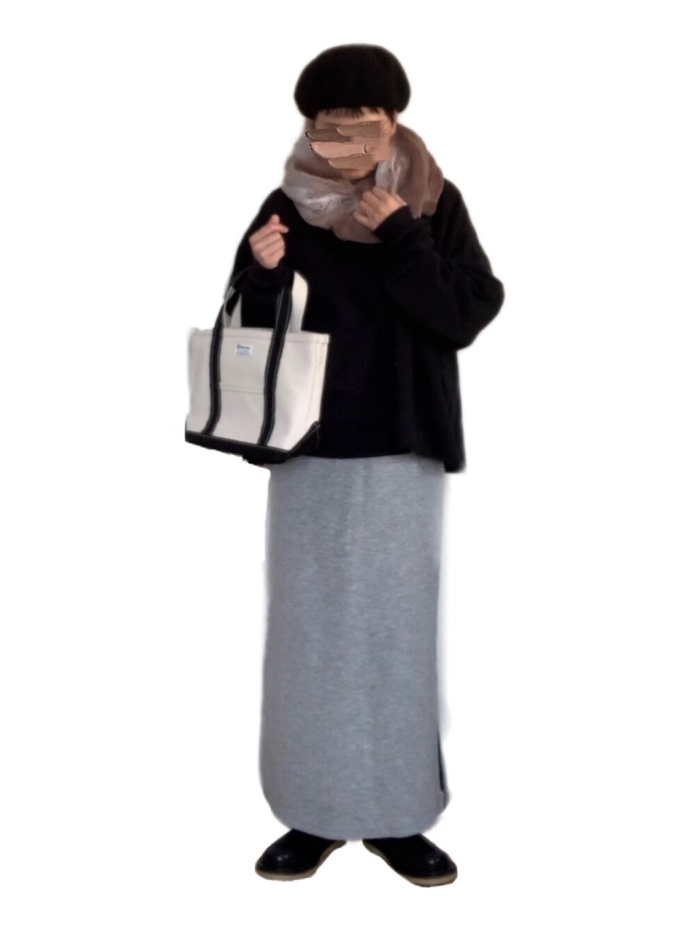 ホワイト系のスウェット、ホワイト系のトートバッグ、グレー系のスカートを着用したレディースの冬コーディネートの2枚目の写真