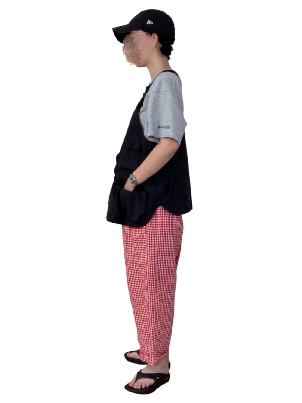 ブラック系のベスト、グレー系のTシャツ/カットソー、レッド系のその他パンツを着用したレディースの秋コーディネートの3枚目の写真