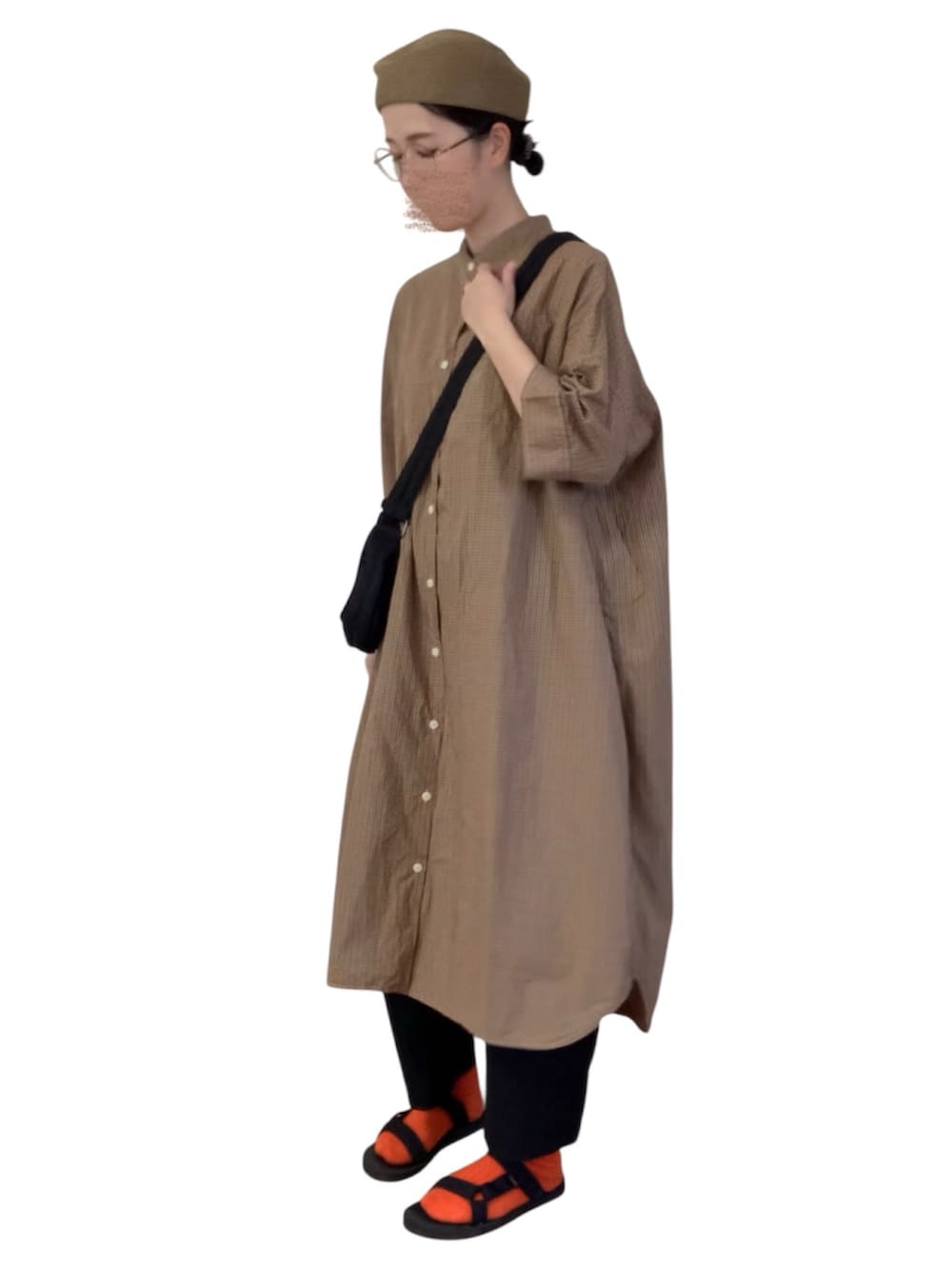 ベージュ系のシャツワンピース、ブラック系のショルダーバッグ、ブラック系のサンダルを着用したレディースの秋コーディネートの3枚目の写真