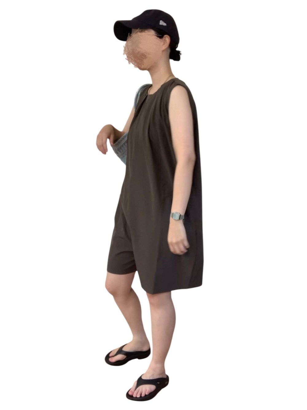 ブルー系のバッグ、ブラック系のサンダルを着用したレディースの秋コーディネートの2枚目の写真