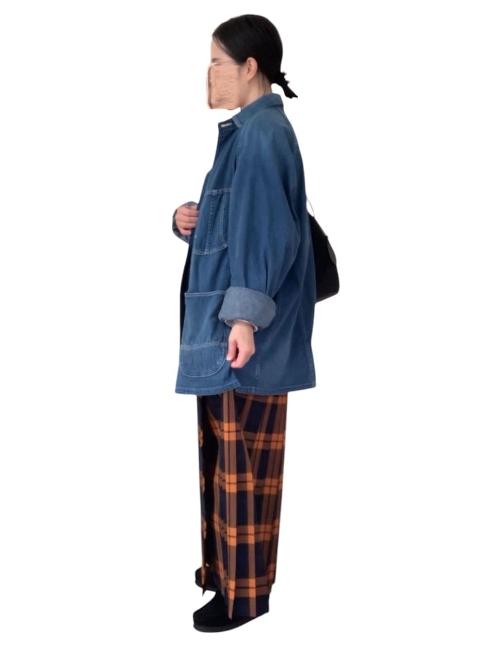 ブルー系のデニムジャケット、ブラック系のダウンベスト、オレンジ系のスカートを着用したレディースの冬コーディネートの2枚目の写真