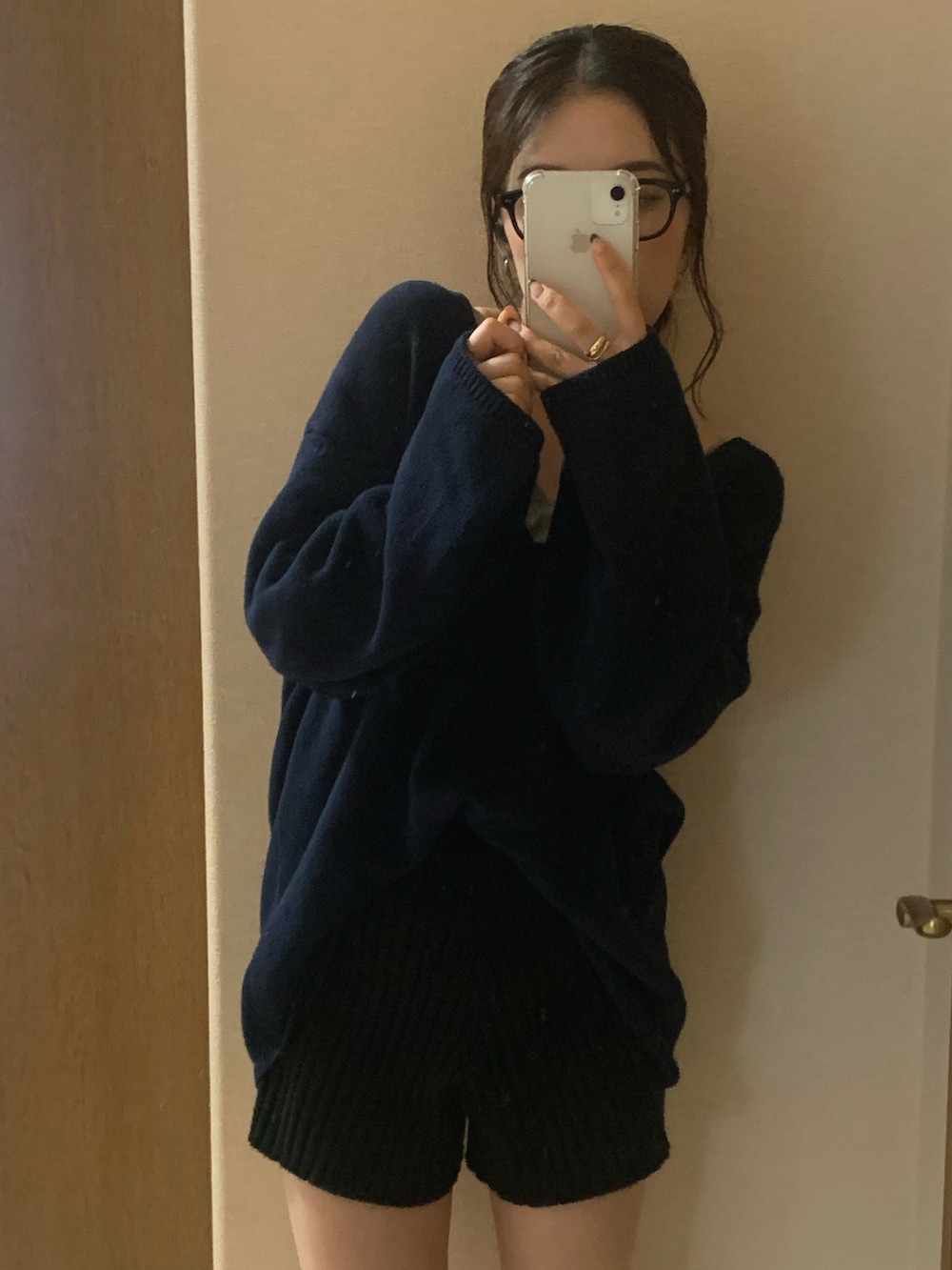 ホワイト系のブーツ、ブルー系のニット/セーター、ブラック系のトップスを着用したレディースの秋コーディネートの4枚目の写真