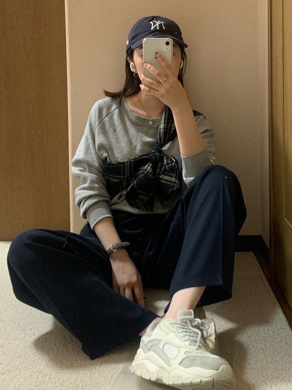 グレー系のトップス、ブルー系のシャツ/ブラウス、ブルー系のその他パンツを着用したレディースの秋コーディネートの4枚目の写真