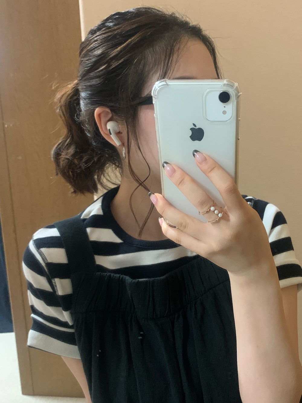 ブラック系のワンピース、ブラック系のTシャツ/カットソー、ブラック系のスニーカーを着用したレディースの秋コーディネートの4枚目の写真