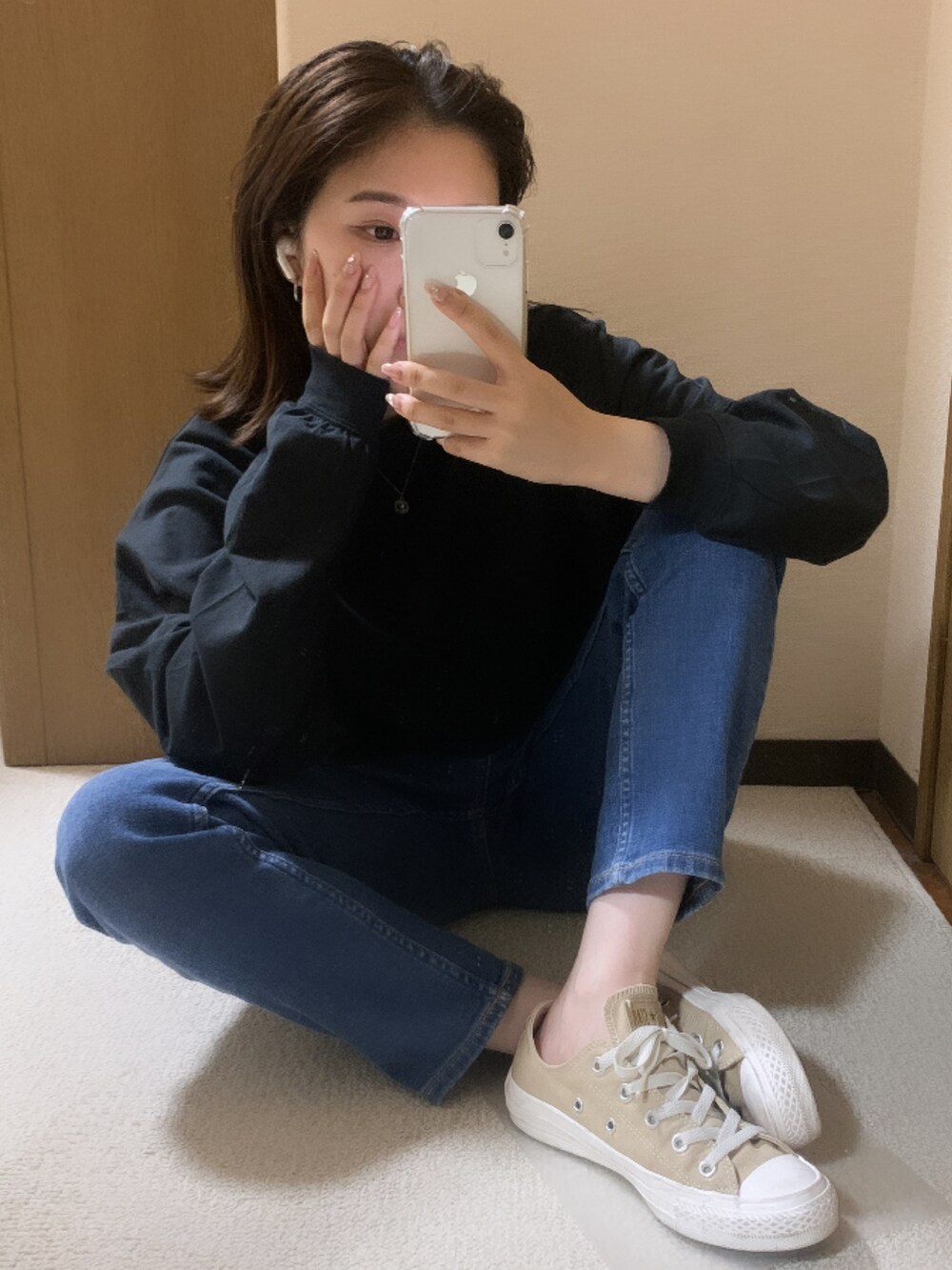 ベージュ系のスニーカー、ブルー系のデニムパンツ、ブラック系のTシャツ/カットソーを着用したレディースの夏コーディネートの2枚目の写真