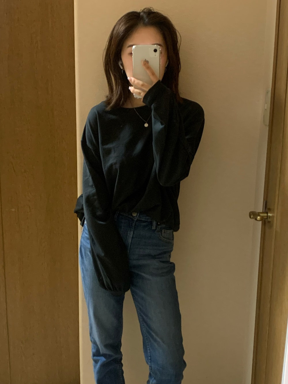 ベージュ系のスニーカー、ブルー系のデニムパンツ、ブラック系のTシャツ/カットソーを着用したレディースの夏コーディネートの3枚目の写真