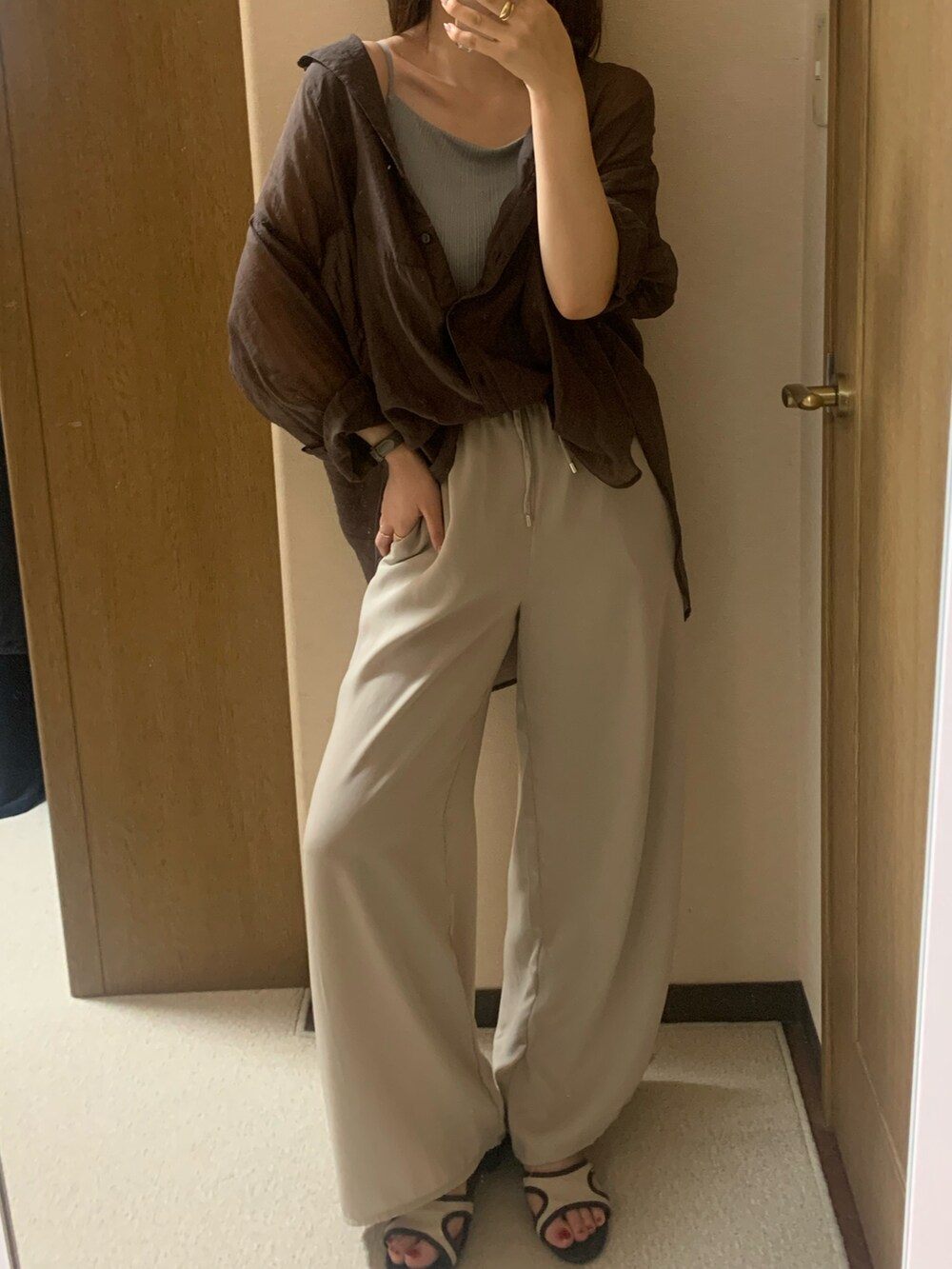 ブラウン系のシャツ/ブラウス、ブラック系のシューズ、ベージュ系のその他パンツを着用したレディースの夏コーディネートの3枚目の写真