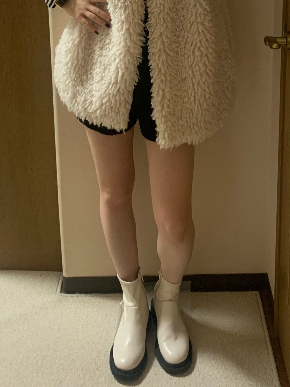 その他のTシャツ/カットソー、ベージュ系のジャケット/アウター、ホワイト系のブーツを着用したレディースの秋コーディネートの3枚目の写真