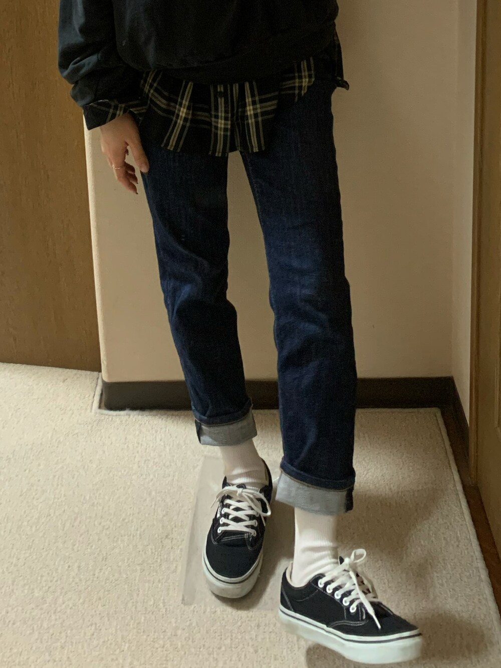 ブラック系のTシャツ/カットソー、ブルー系のシャツ/ブラウス、ブルー系のデニムパンツを着用したレディースの秋コーディネートの4枚目の写真