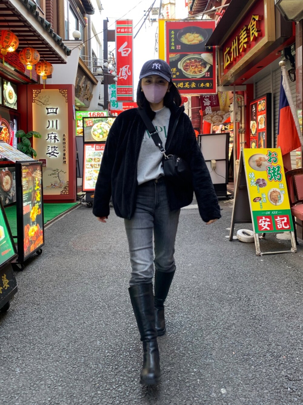 ブラック系のその他アウター、グレー系のトップス、グレー系のデニムパンツを着用したレディースの冬コーディネートの2枚目の写真