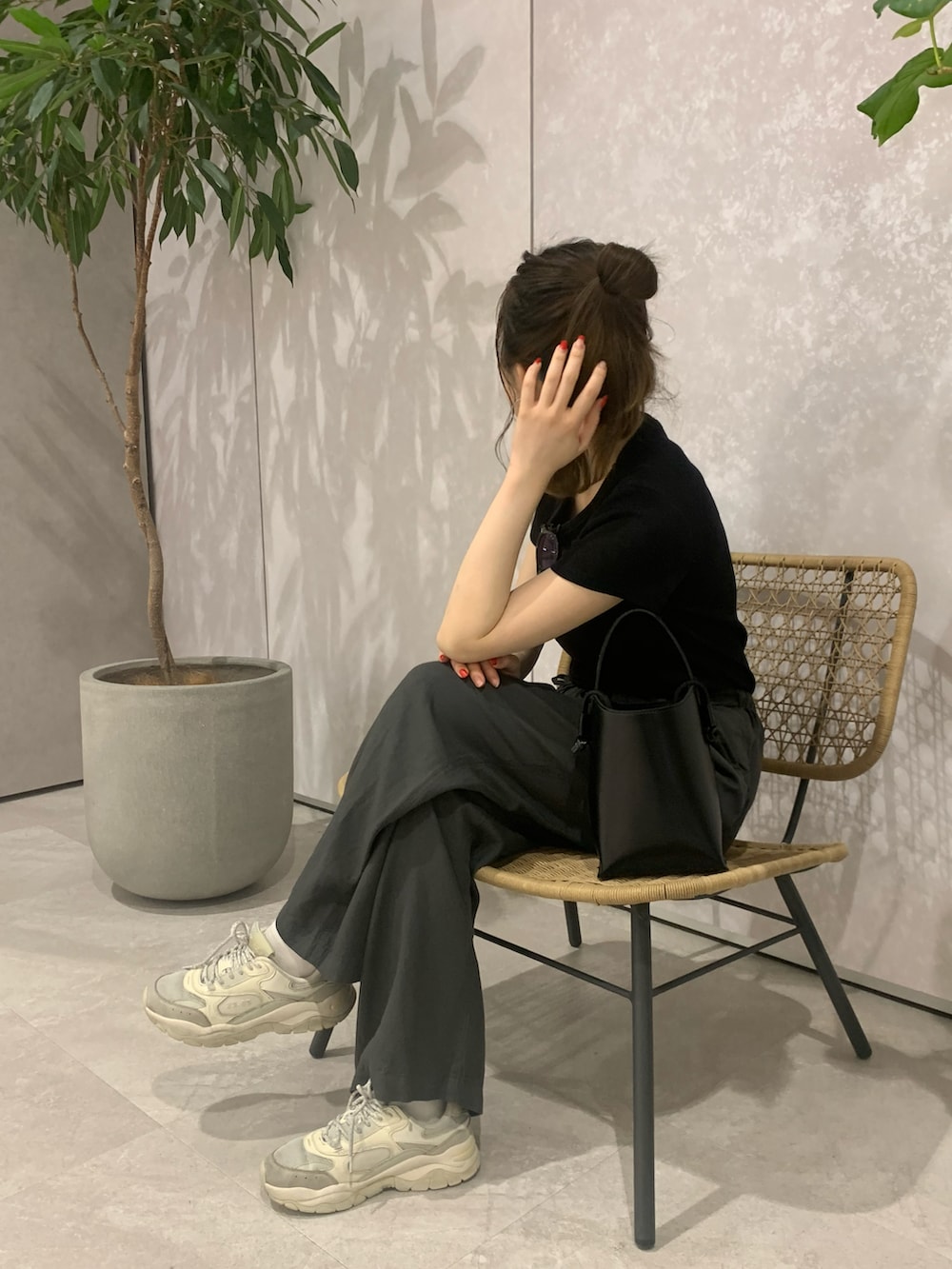 ベージュ系のスニーカー、グレー系のその他パンツ、ブラック系のTシャツ/カットソーを着用したレディースの春コーディネートの2枚目の写真