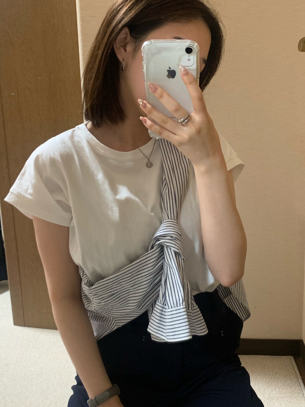 ホワイト系のTシャツ/カットソー、ブルー系のその他パンツ、ブラック系のスニーカーを着用したレディースの夏コーディネートの3枚目の写真