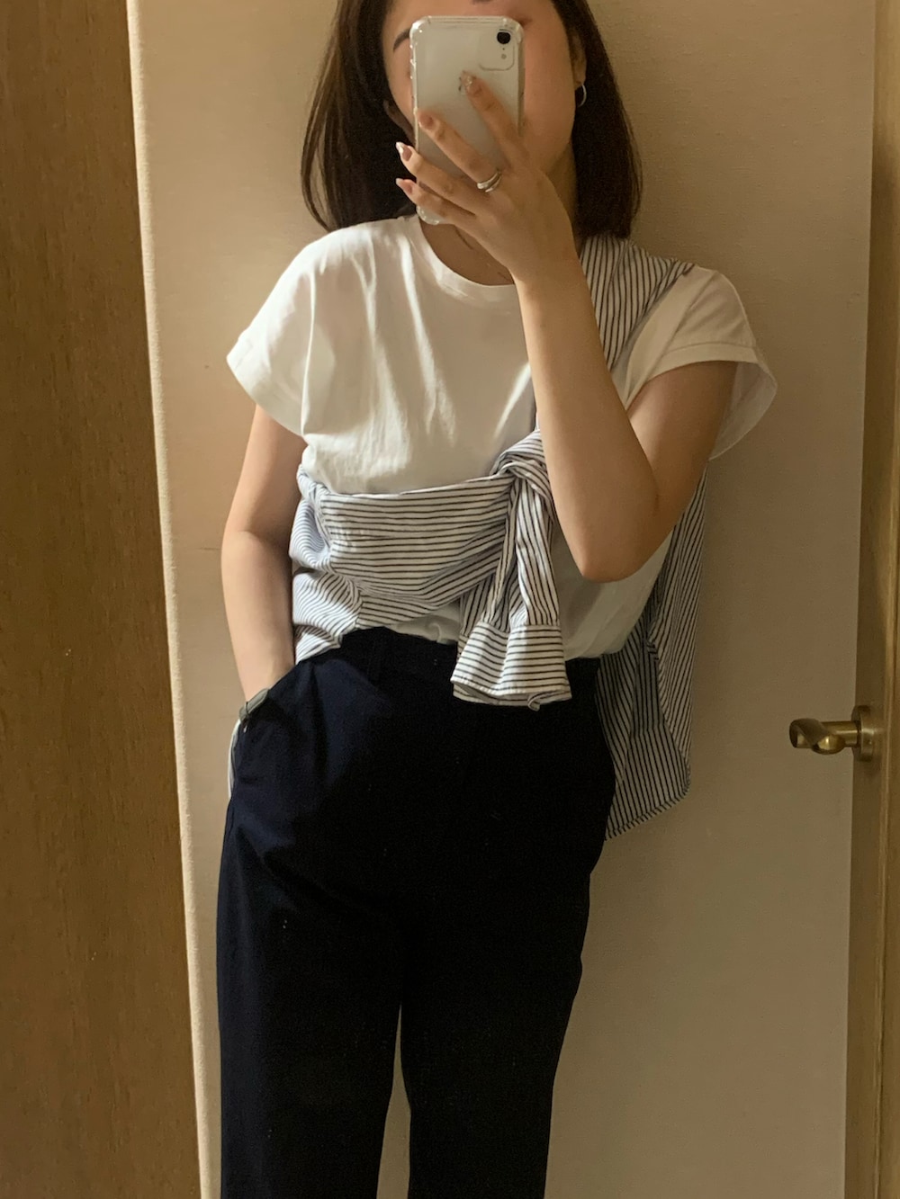 ホワイト系のTシャツ/カットソー、ブルー系のその他パンツ、ブラック系のスニーカーを着用したレディースの夏コーディネートの2枚目の写真