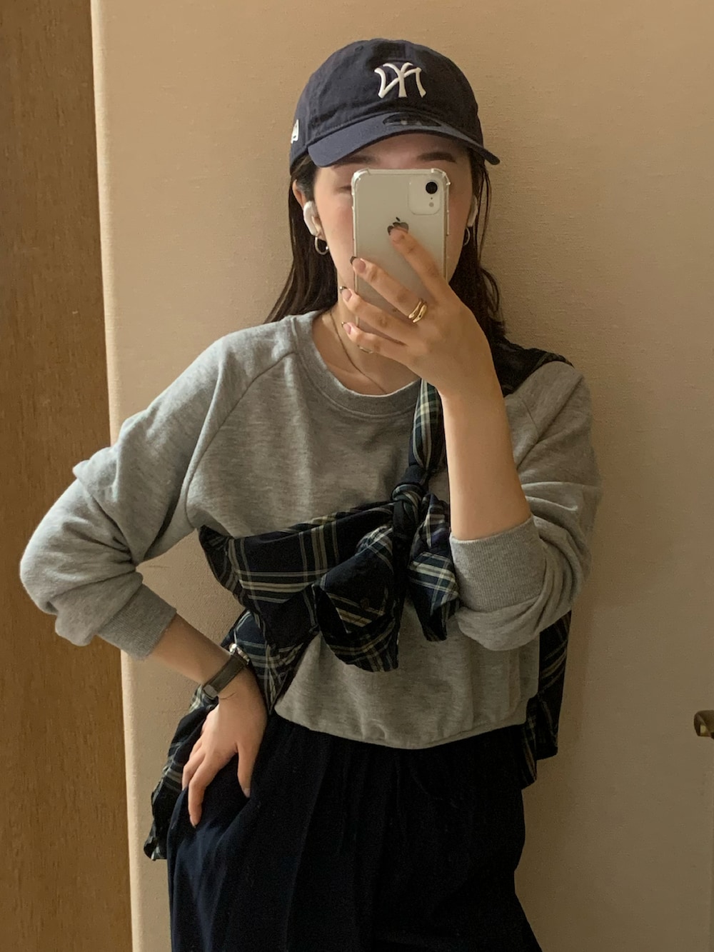 グレー系のトップス、ブルー系のシャツ/ブラウス、ブルー系のその他パンツを着用したレディースの秋コーディネートの2枚目の写真