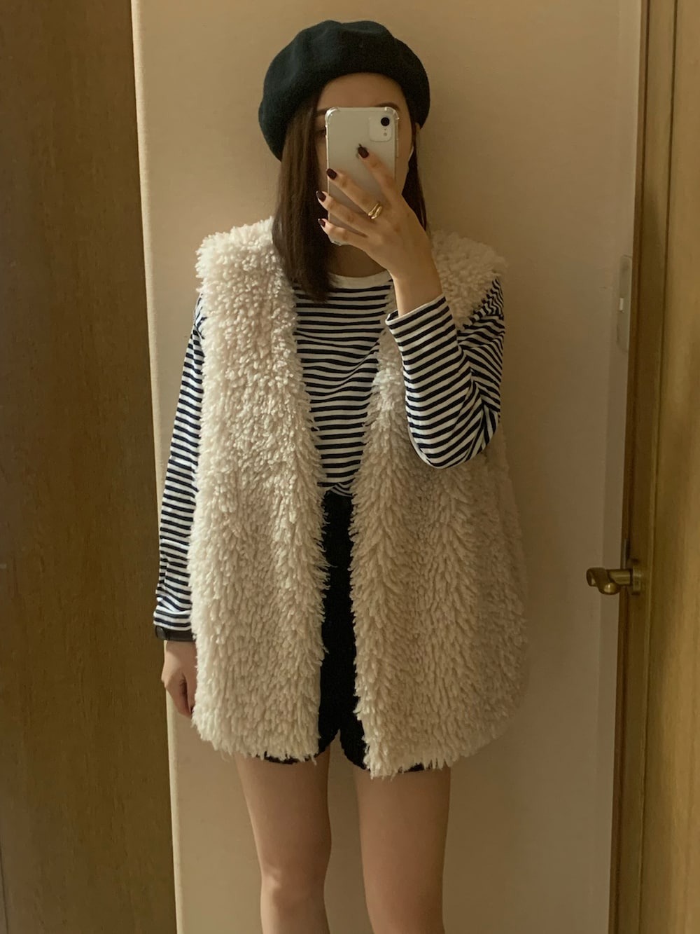 その他のTシャツ/カットソー、ベージュ系のジャケット/アウター、ホワイト系のブーツを着用したレディースの秋コーディネートの2枚目の写真