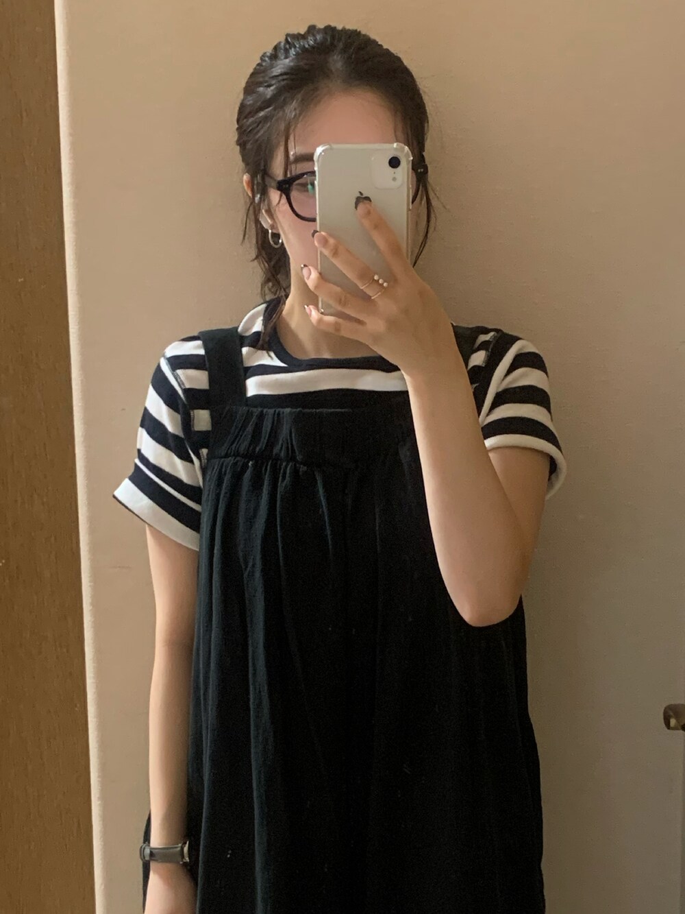 ブラック系のワンピース、ブラック系のTシャツ/カットソー、ブラック系のスニーカーを着用したレディースの秋コーディネートの2枚目の写真