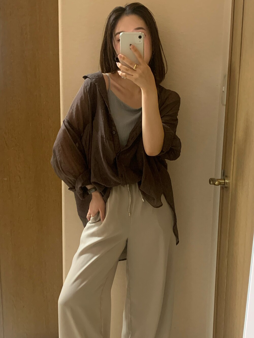 ブラウン系のシャツ/ブラウス、ブラック系のシューズ、ベージュ系のその他パンツを着用したレディースの夏コーディネートの2枚目の写真