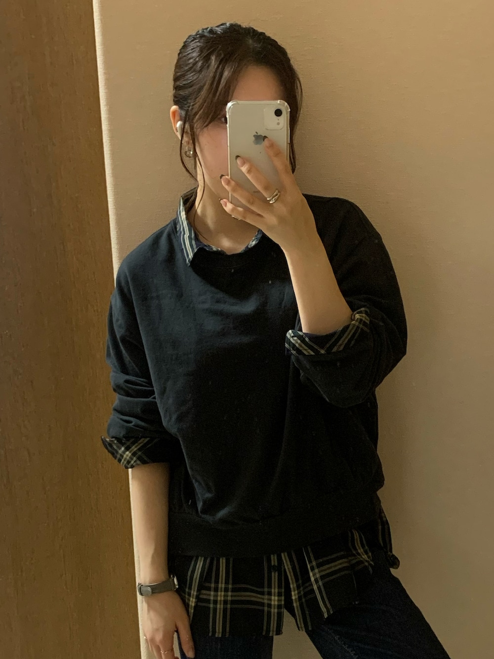 ブラック系のTシャツ/カットソー、ブルー系のシャツ/ブラウス、ブルー系のデニムパンツを着用したレディースの秋コーディネートの3枚目の写真