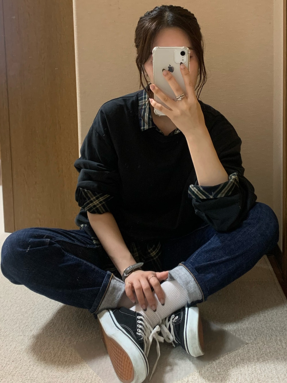 ブラック系のTシャツ/カットソー、ブルー系のシャツ/ブラウス、ブルー系のデニムパンツを着用したレディースの秋コーディネートの2枚目の写真