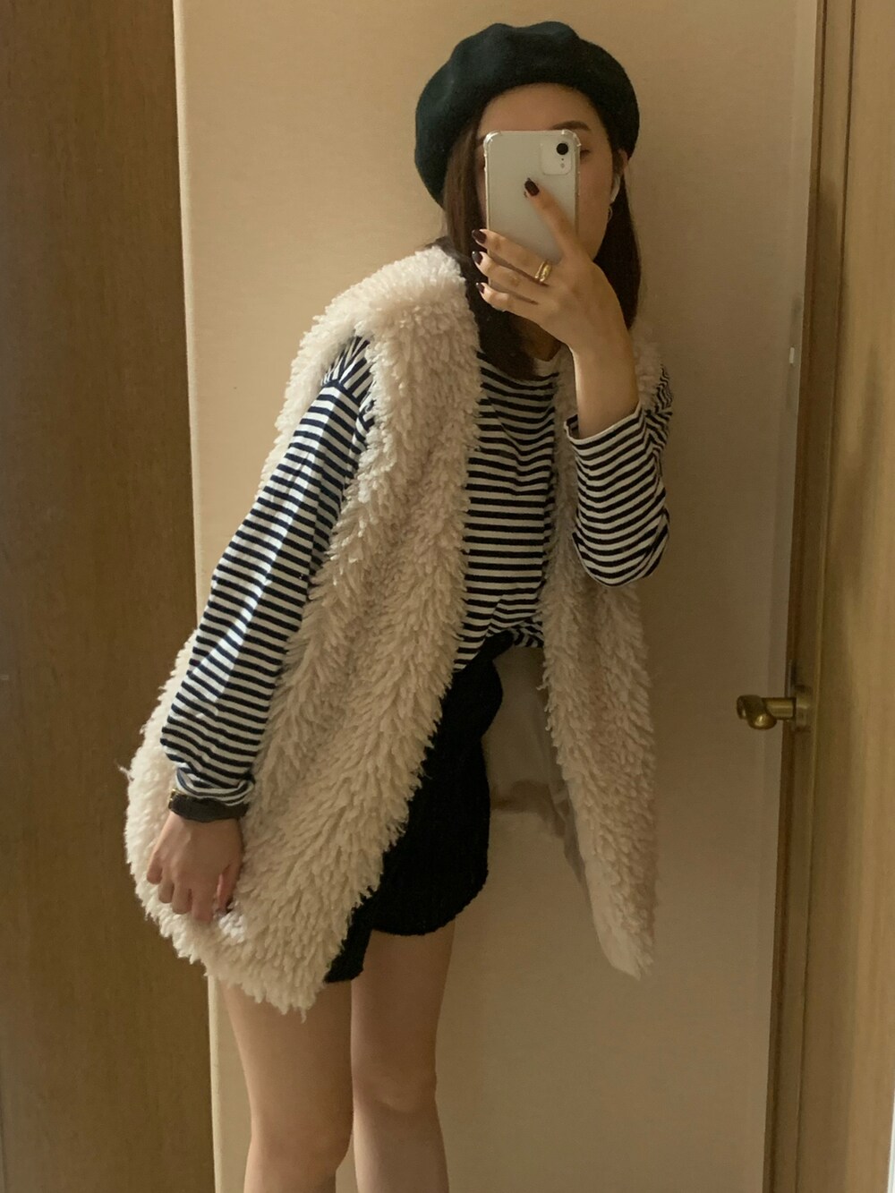 その他のTシャツ/カットソー、ベージュ系のジャケット/アウター、ホワイト系のブーツを着用したレディースの秋コーディネートの4枚目の写真