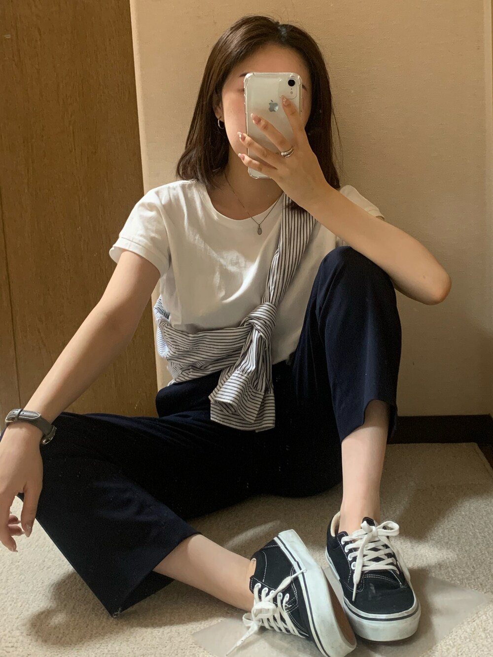 ホワイト系のTシャツ/カットソー、ブルー系のその他パンツ、ブラック系のスニーカーを着用したレディースの夏コーディネートの4枚目の写真