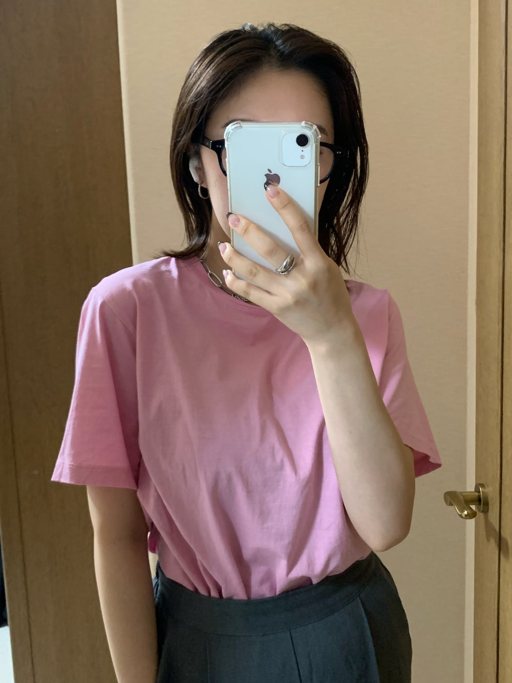 ピンク系のTシャツ/カットソー、グレー系のスラックス、シルバー系のサンダルを着用したレディースの夏コーディネートの3枚目の写真